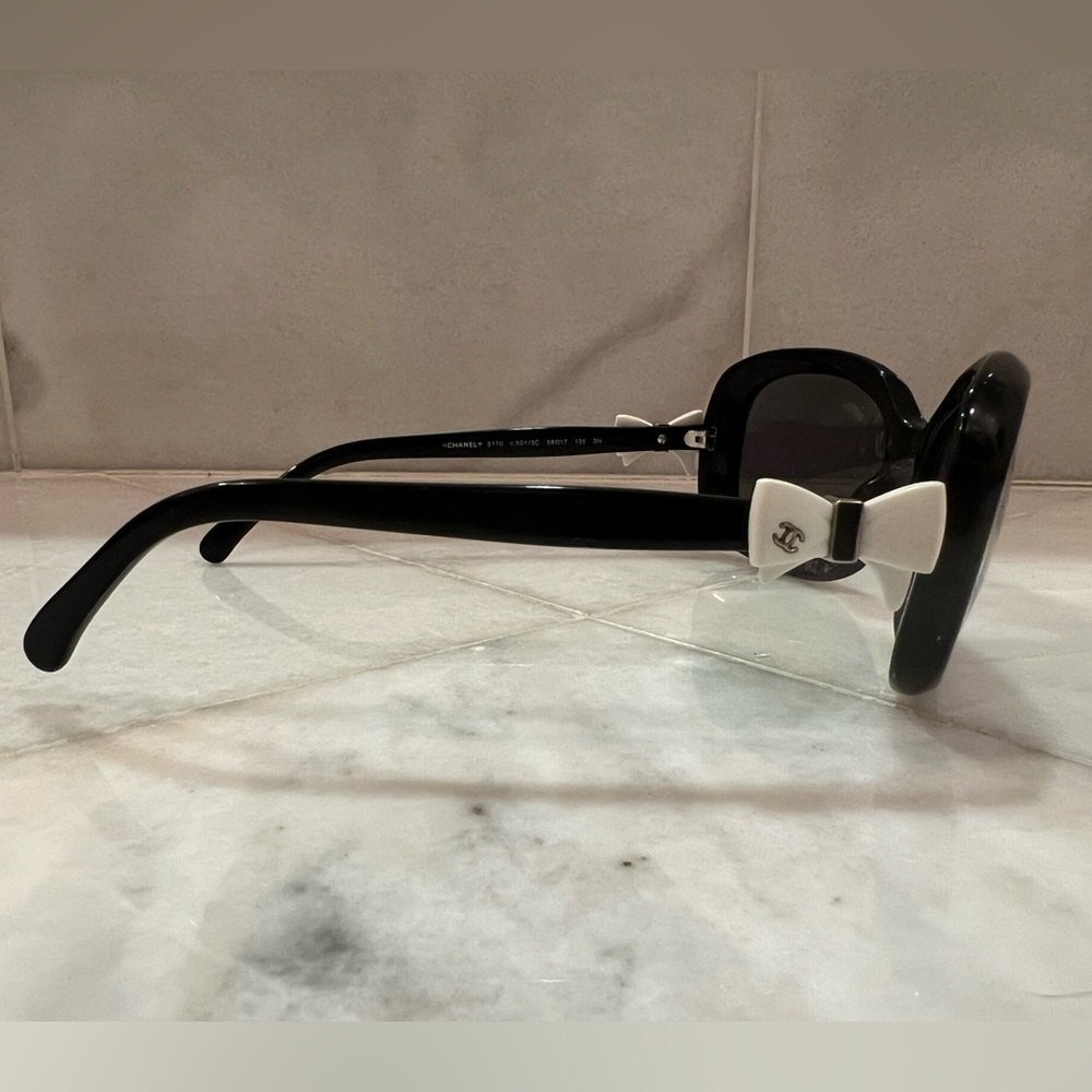 *Vintage* CHANEL (Bow) Sunglasses - Picture 4 of 9